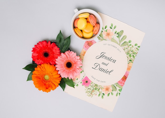 Bruiloft uitnodiging mockup met bloemen concept