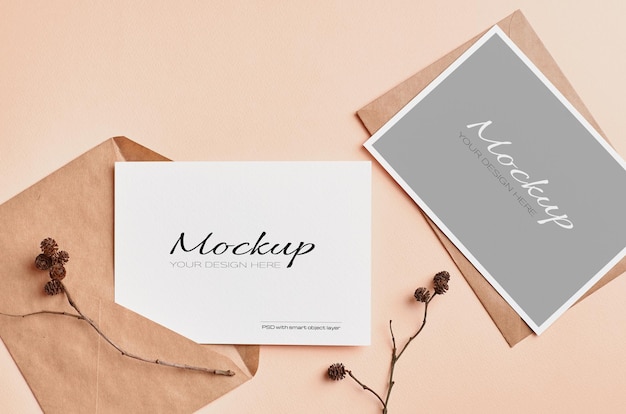 Bruiloft uitnodigingskaart mockup met droge boomtakjes decoraties