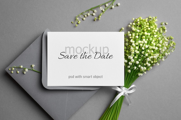 Bruiloft uitnodigingskaart mockup met envelop en witte lelietje-van-dalen bloemen boeket