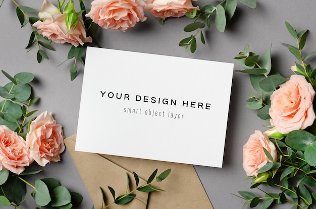 Bruiloft uitnodigingskaart mockup met envelop verse eucalyptus en rozen bloemen