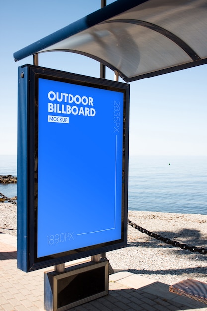 Buiten billboard dicht bij het strand