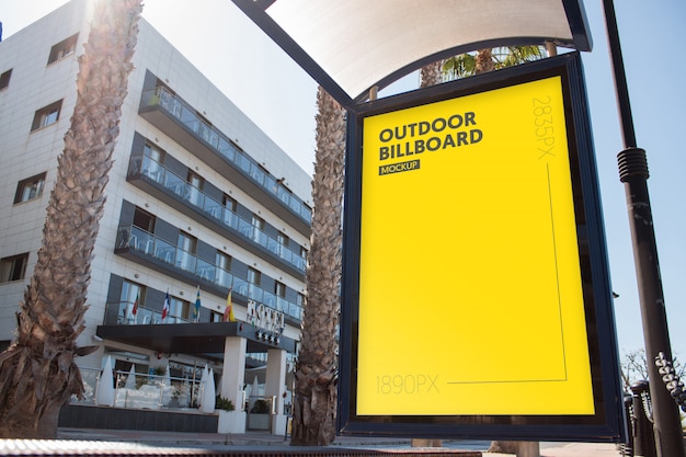 Buiten billboard dicht bij het strand