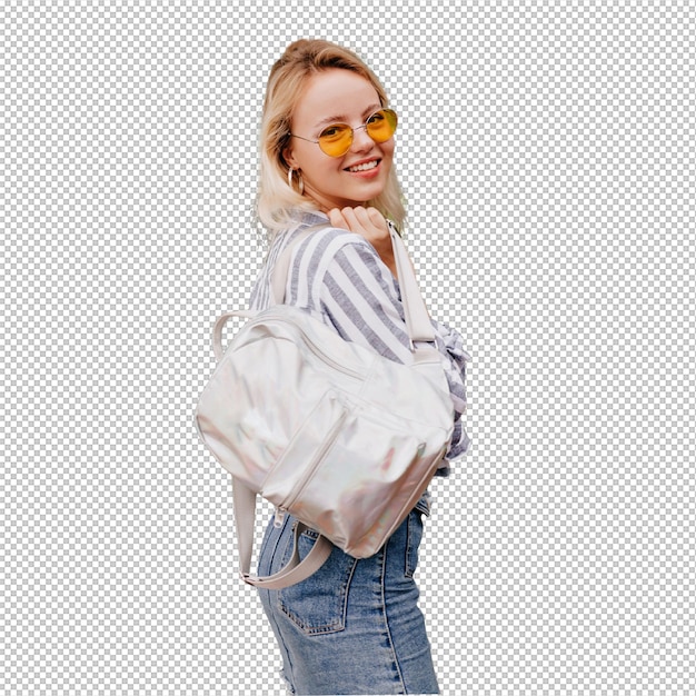 Buitenportret van een stijlvolle mooie vrouw met een gestript shirt en ronde oranje bril