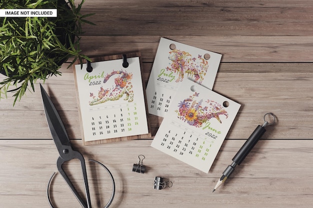 Bureaukalender op houten voet met losse vellen mockup