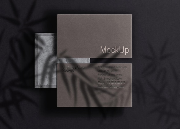 Mockup goffrato biglietto da visita con podio concreto