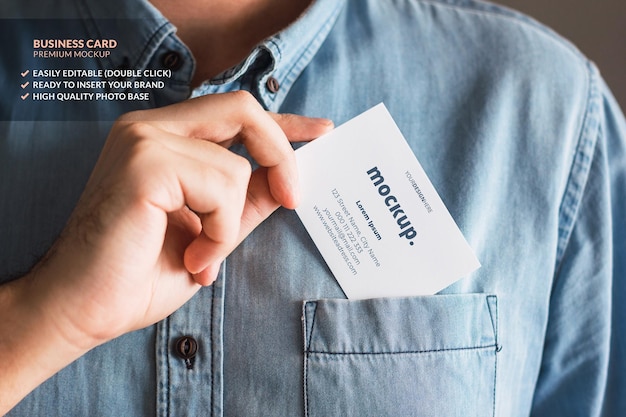 Макет визитной карточки в руках человека, который кладет его в карман
