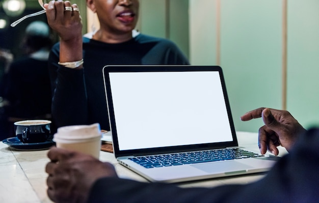 Gente di affari che discute accordo di lavoro