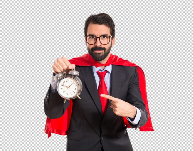 L'uomo d'affari si è vestito come il supereroe che tiene un orologio