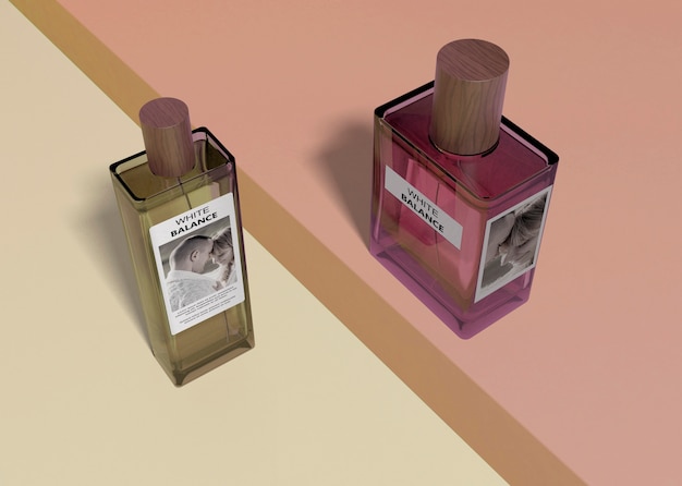 PSD butelki aromatycznych perfum na stole