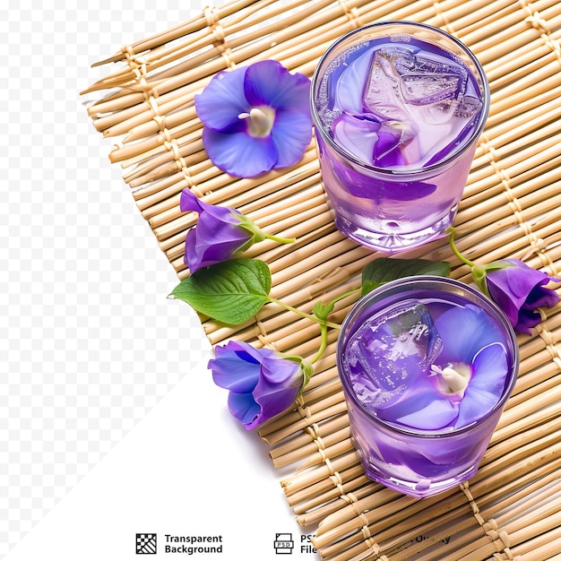 PSD fiore di pisello di farfalla piccolo fiore viola utilizzato per bere isolato sullo spazio della copia del tappetino in rattan