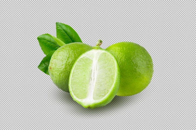 Całe i pokrojone w plasterki limonki, kwaśne zielone owoce na białym tle na tle alfa.