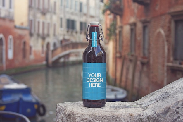 PSD crociera sul canale bottiglia di birra mockup