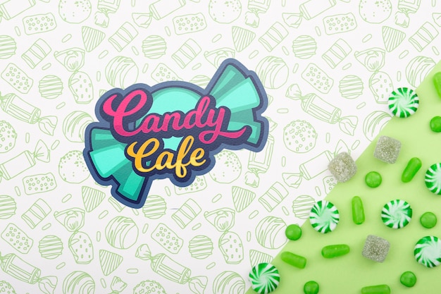 Candy cafe i układ zielonych cukierków i kropli