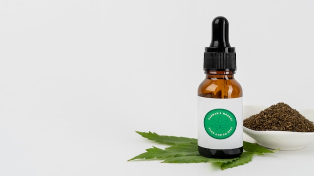 Mockup di bottiglia di olio di cannabis sativa