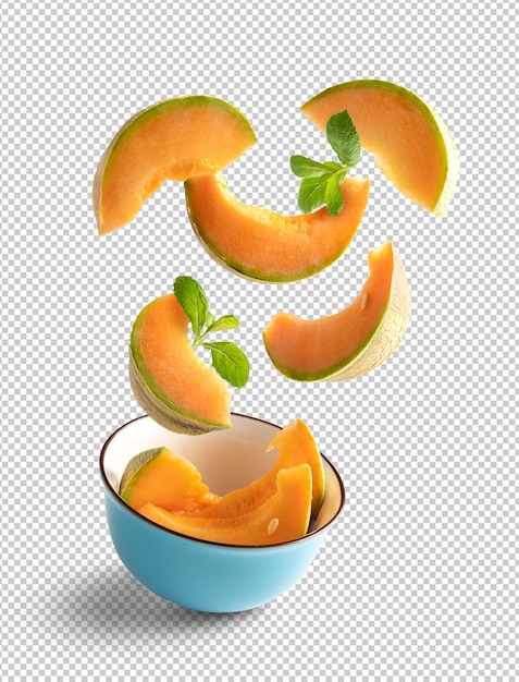 分離された青いボウルで飛んでいるマスクメロンスライス