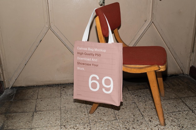 PSD Холщовая сумка, висящая на макете стула