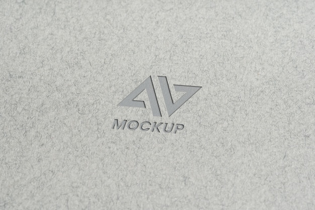 Lettera maiuscola mock-up logo design su carta grigia minimalista