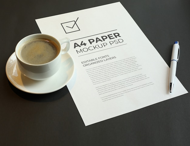 Cappuccinokop met a4-formaat briefmodel psd