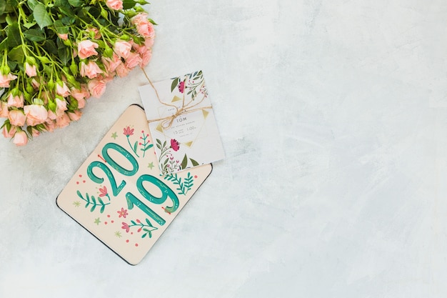 Mockup di carta con decorazione floreale per matrimoni o preventivo