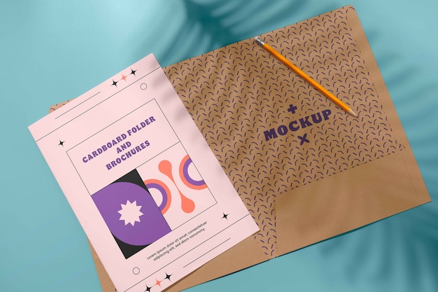 브로셔 모이 있는 카드보드 폴더