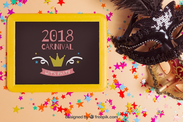 Carnaval-mockup met lei naast masker