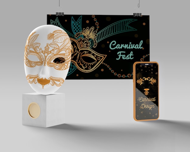 Maschera di carnevale e cellulare