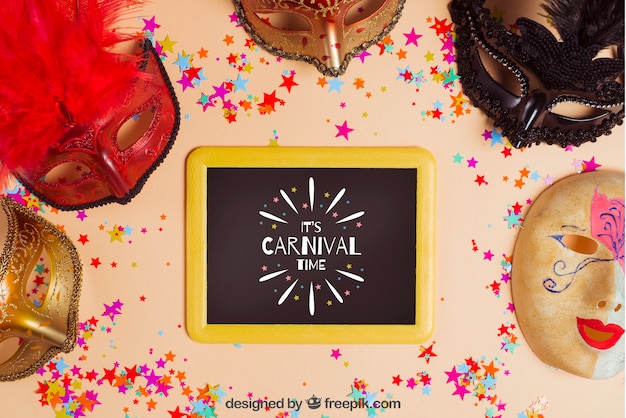 PSD mockup di carnevale con ardesia e cinque maschere