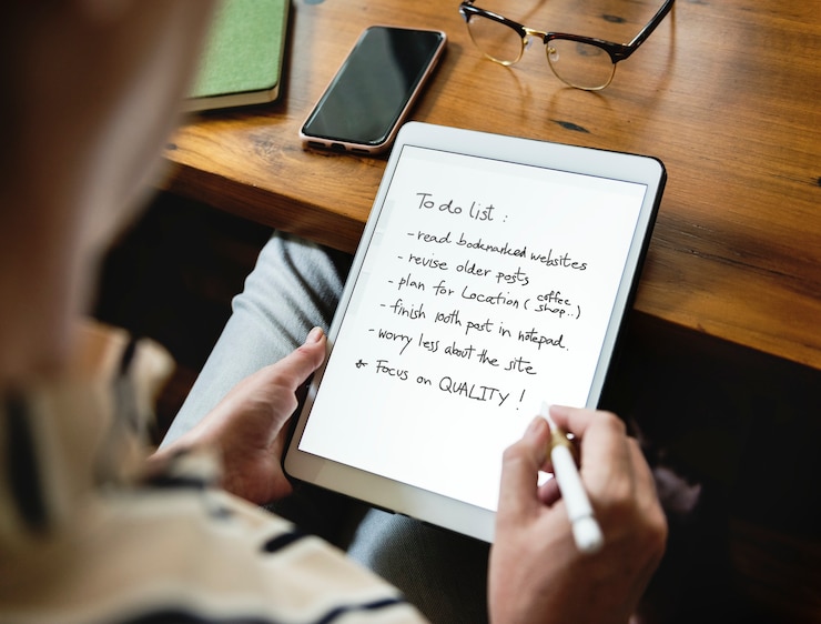 PSD caucasian woman writing to do list on tablet
