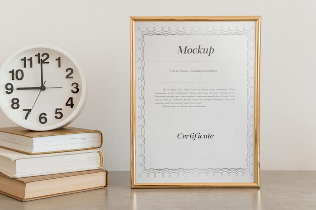 Concetto di certificato con mockup di cornice