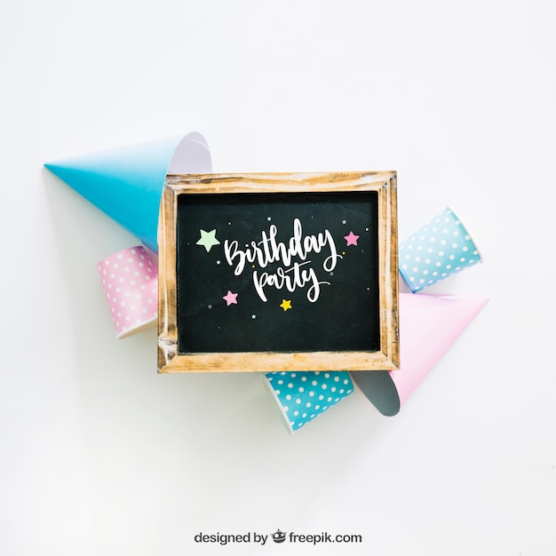 Mockup di lavagna con design di compleanno