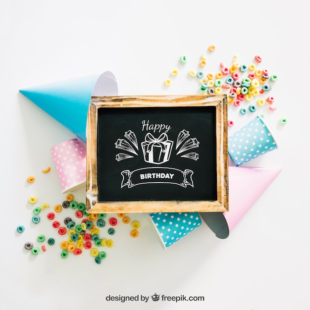 Mockup di lavagna con design di compleanno