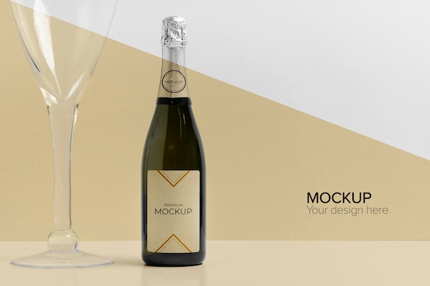 PSD mock-up di bottiglia di champagne e bicchiere di champagne