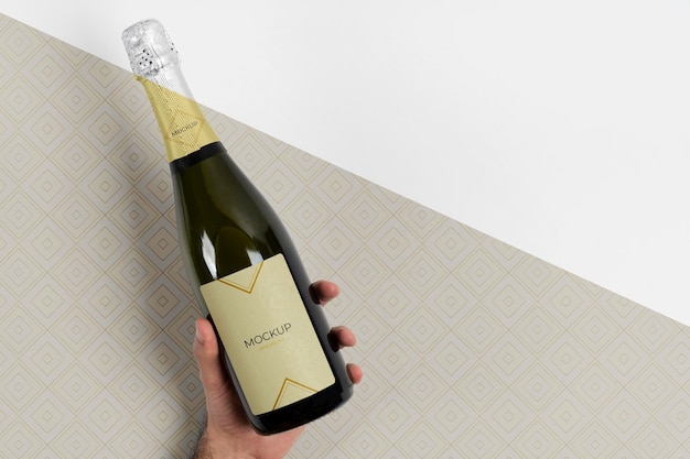 PSD mock-up di bottiglia di champagne tenuto in mano