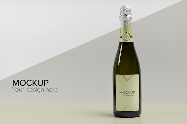 Mock-up di bottiglia di champagne con ombra