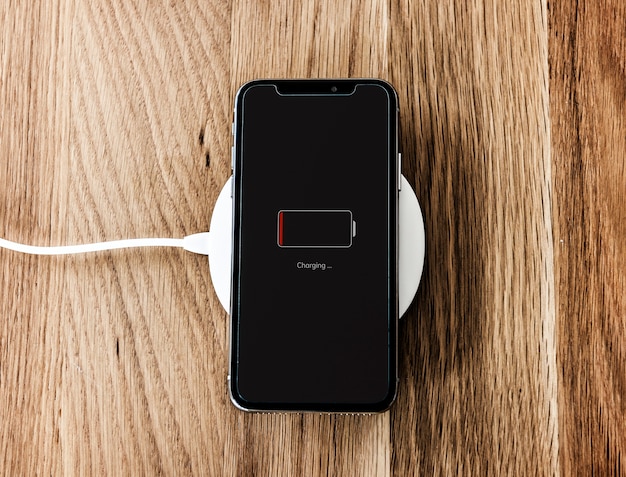 Carica di uno smartphone con batteria scarica