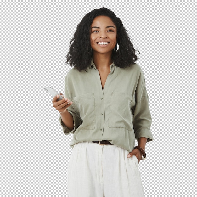 Charismatische charmante Afro-Amerikaanse vrouw met krullend haar met haar hand in de zak met behulp van een smartphone