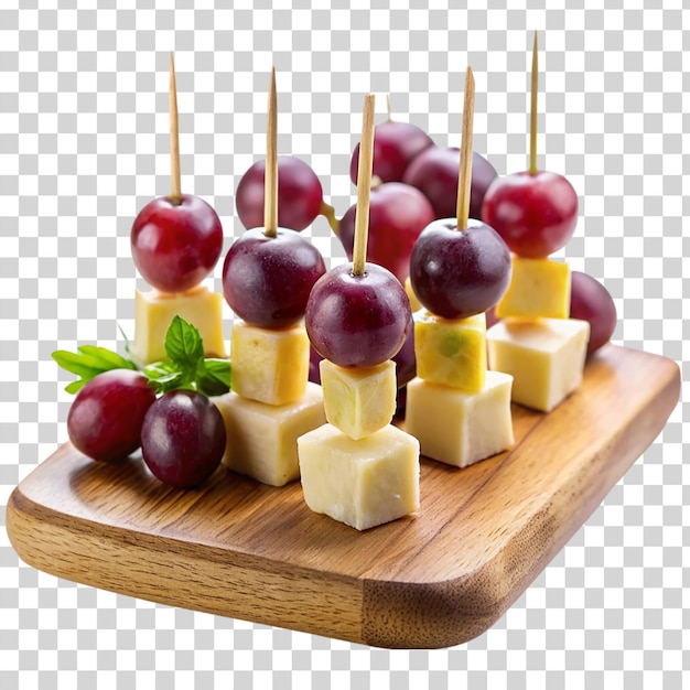 PSD 透明な背景の木製のカッティングボード上のチーズとブドウのスキュー