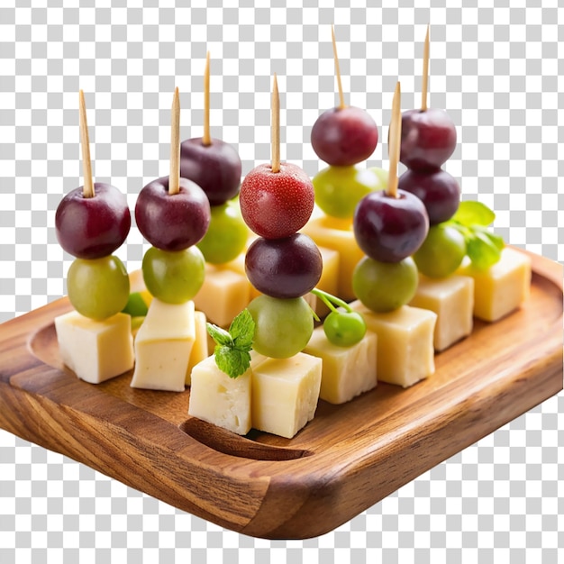 PSD 透明な背景の木製のカッティングボード上のチーズとブドウのスキュー