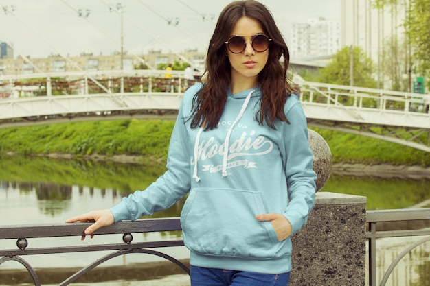 Chic straatkleding hoodie mockup