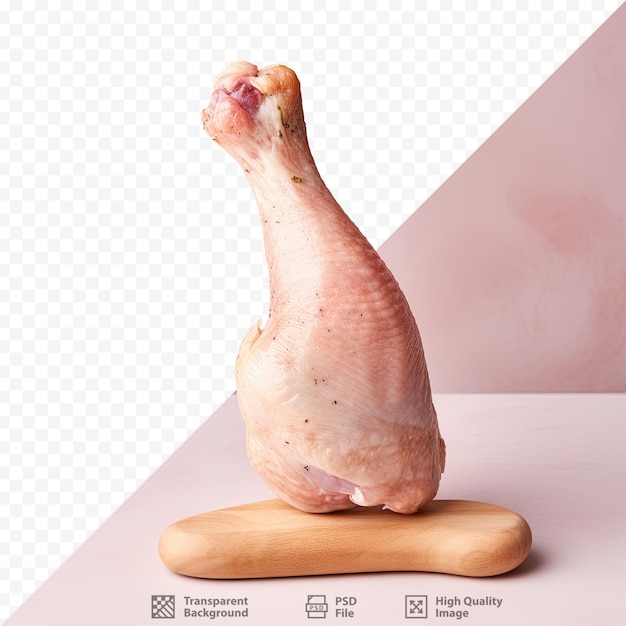 Coscia di pollo posizionata sul tagliere per cucinare