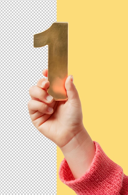 ребенок поднимает золотой номер 1 на желтом фоне