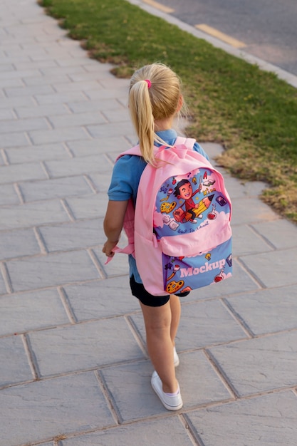 Bambino con zaino che torna a scuola