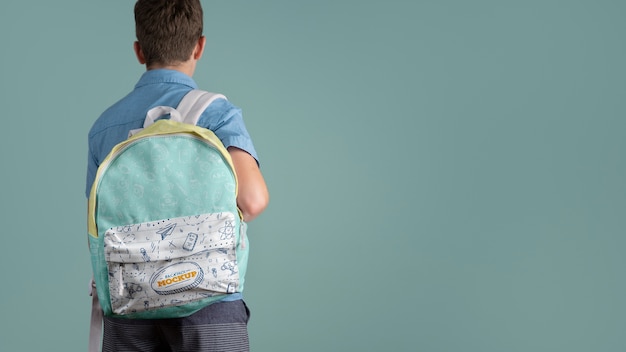 Bambino con mock-up zaino scuola