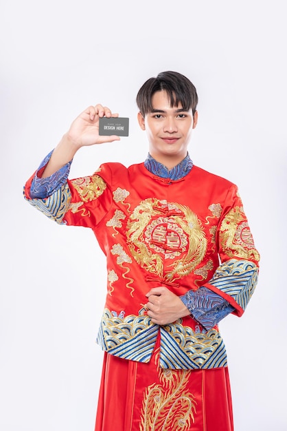 Chinese man houdt leeg creditcardmodel