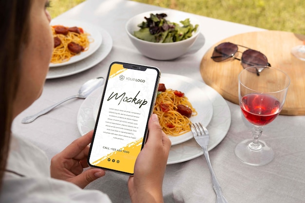 Piatto di chorizo con smartphone mock-up