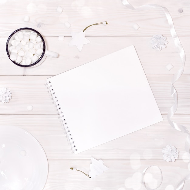 Composizione di natale con mockup di blocco note con decorazioni bianche