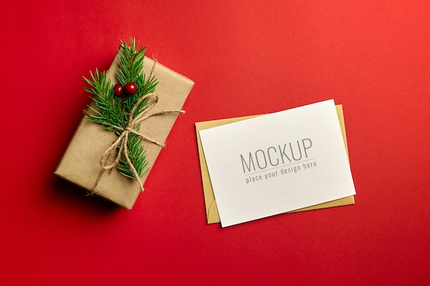 装飾されたギフトボックスとクリスマスグリーティングカードのモックアップ