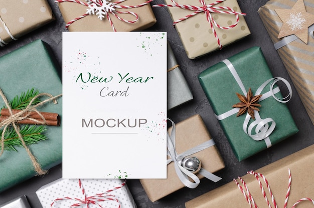 お祝いの装飾が施されたギフトとクリスマスグリーティングカードのモックアップ