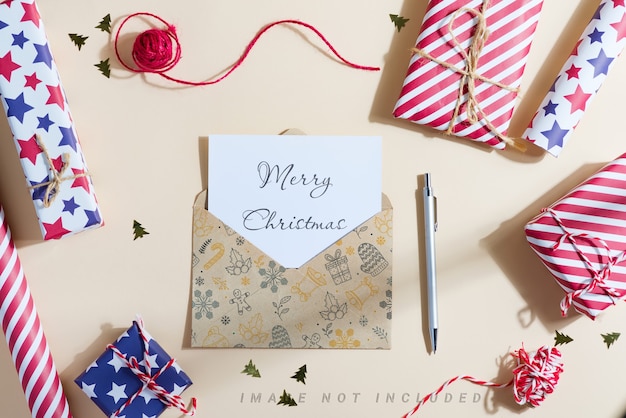 Рождественский макет карты с подарочными коробками и письмо Санта.