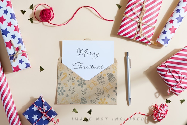 PSD carta mockup di natale con scatole regalo e lettera a babbo natale.